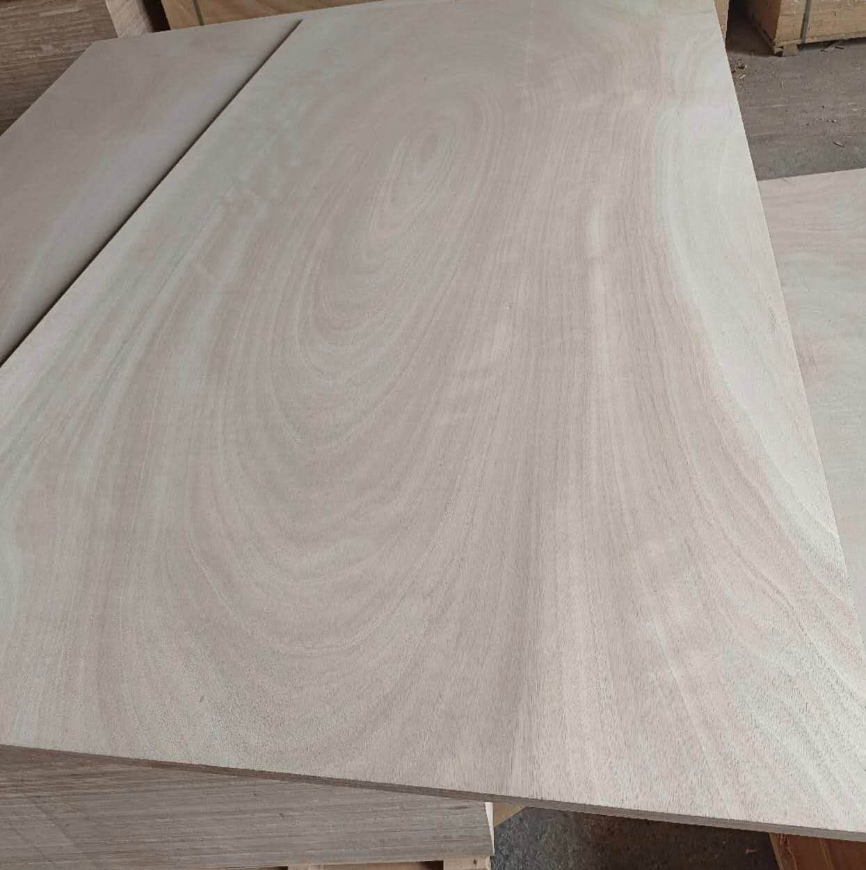 Okoumé plywood surface